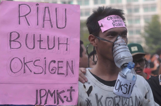 Jurnalis lintas media gelar aksi sejuta masker di Bundaran HI