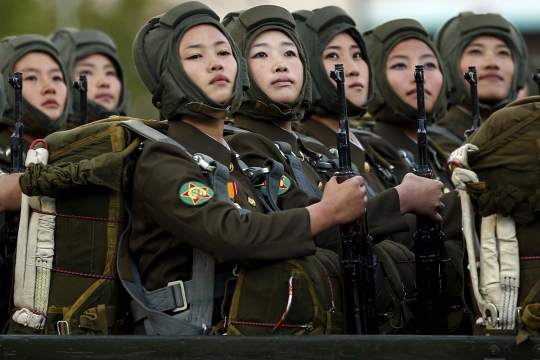 Gaya tentara wanita Korut ramaikan parade HUT ke-70 Partai Pekerja