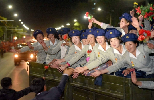 Gaya tentara wanita Korut ramaikan parade HUT ke-70 Partai Pekerja