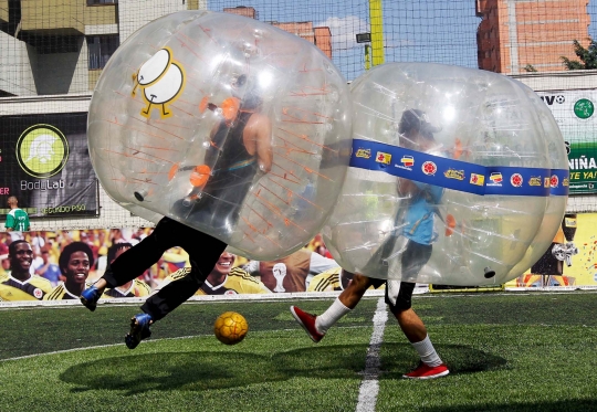 Seru dan lucunya bertanding sepakbola dengan kostum gelembung