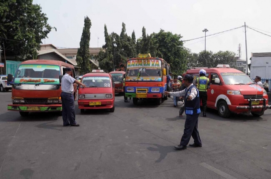 Cek kelaikan, petugas gabungan razia angkutan di Terminal Pulogadung