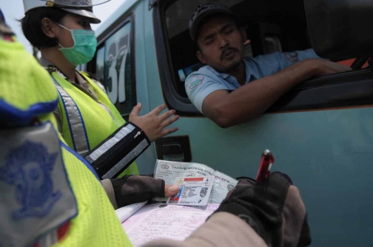 Cek kelaikan, petugas gabungan razia angkutan di Terminal Pulogadung