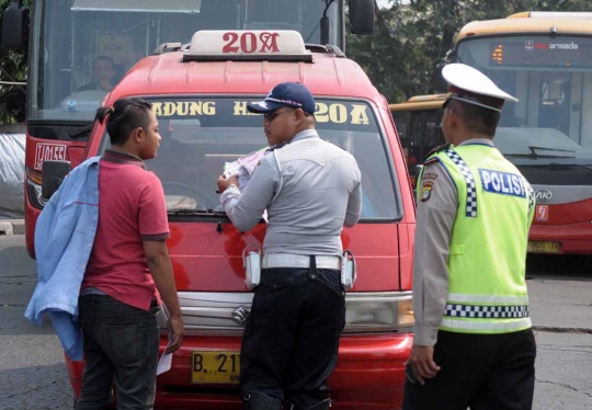 Cek kelaikan, petugas gabungan razia angkutan di Terminal Pulogadung