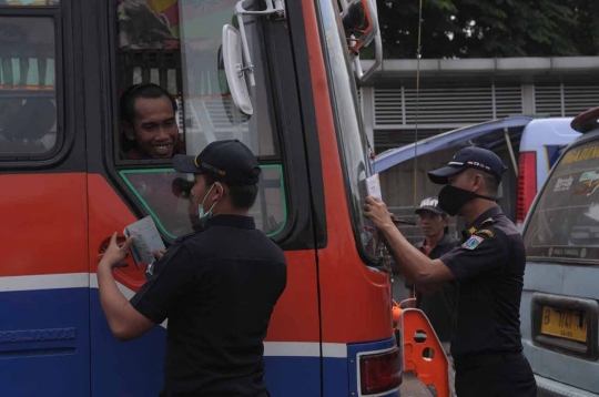 Cek kelaikan, petugas gabungan razia angkutan di Terminal Pulogadung