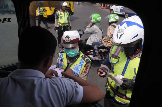 Cek kelaikan, petugas gabungan razia angkutan di Terminal Pulogadung