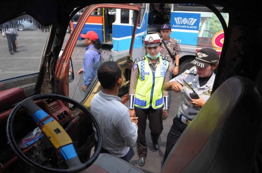 Cek kelaikan, petugas gabungan razia angkutan di Terminal Pulogadung