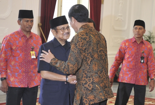 Jokowi ajak Habibie makan siang bersama di Istana