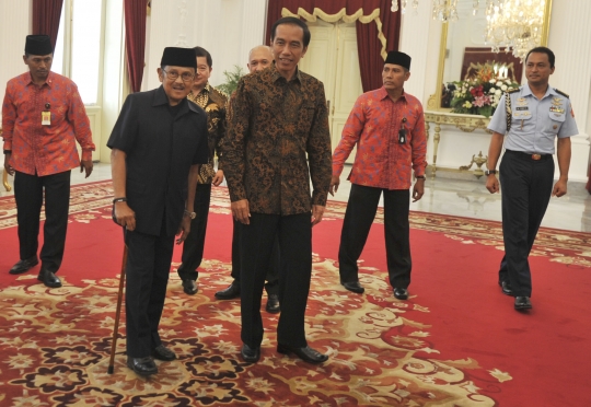 Jokowi ajak Habibie makan siang bersama di Istana