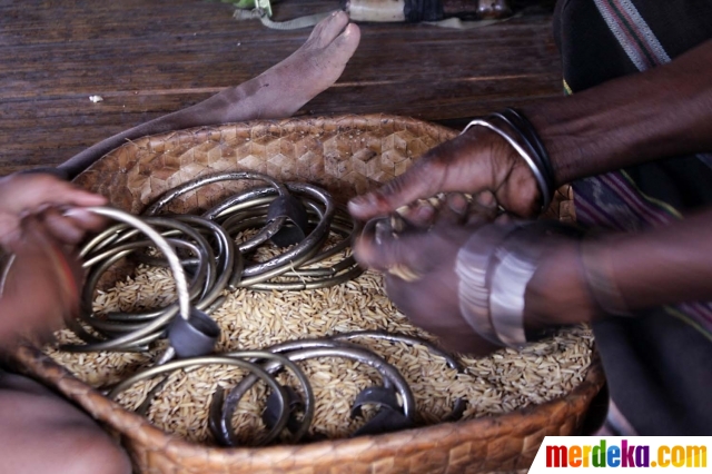 Foto : Mengenal Lasing, tradisi mengilaukan gelang 