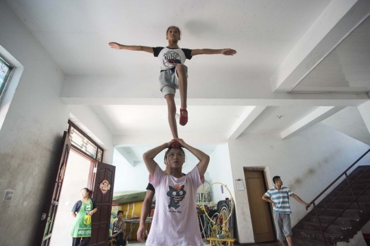 Mengintip sekolah akrobat di China, latihan hingga 10 jam sehari