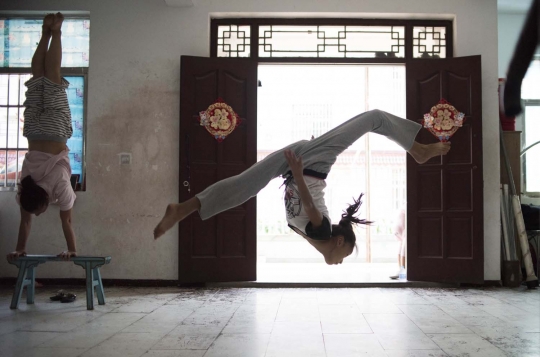 Mengintip sekolah akrobat di China, latihan hingga 10 jam sehari
