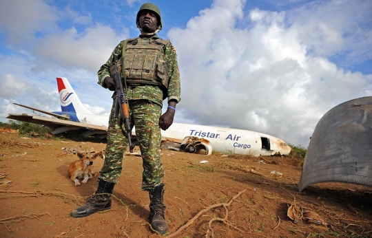 Penampakan pesawat logistik Uni Afrika jatuh di Somalia