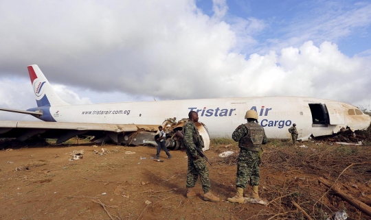 Penampakan pesawat logistik Uni Afrika jatuh di Somalia