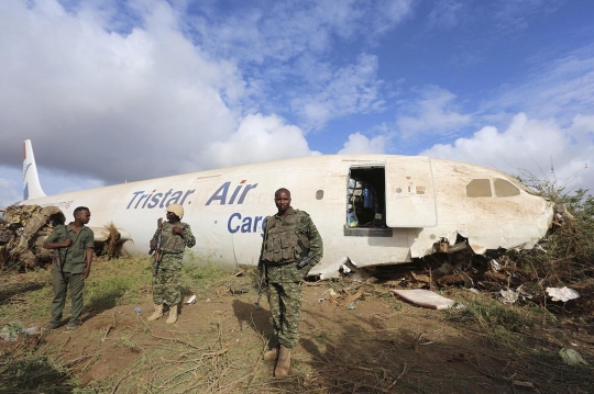 Penampakan pesawat logistik Uni Afrika jatuh di Somalia