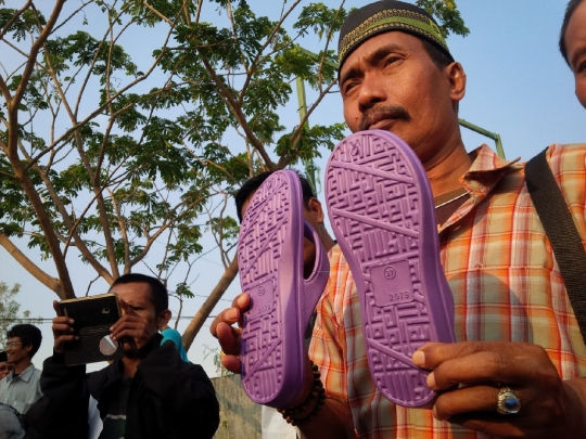 Ini wujud sandal berlafaz Allah bikin heboh warga Surabaya