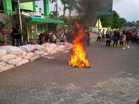 Ini wujud sandal berlafaz Allah bikin heboh warga Surabaya