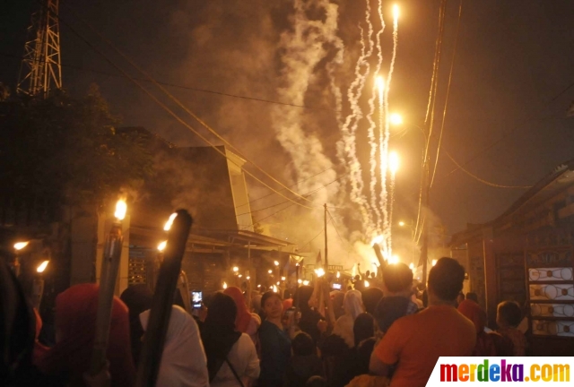 Foto : Pawai obor dan kembang api meriahkan malam tahun 