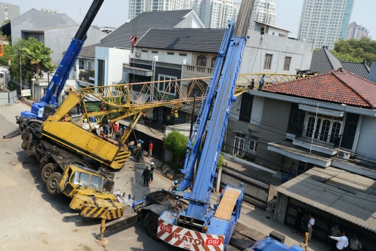 Proses evakuasi crane timpa rumah di Kebayoran Baru