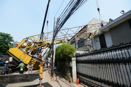 Proses evakuasi crane timpa rumah di Kebayoran Baru