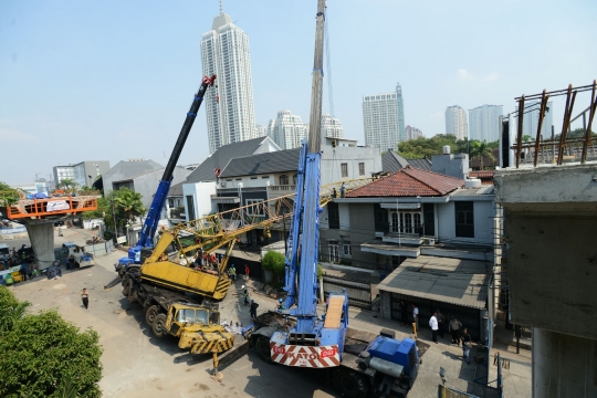 Proses evakuasi crane timpa rumah di Kebayoran Baru