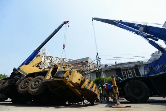 Proses evakuasi crane timpa rumah di Kebayoran Baru