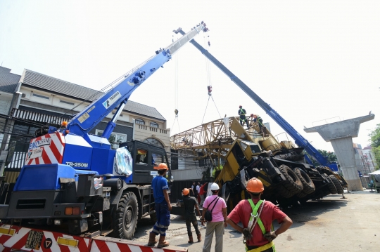 Proses evakuasi crane timpa rumah di Kebayoran Baru