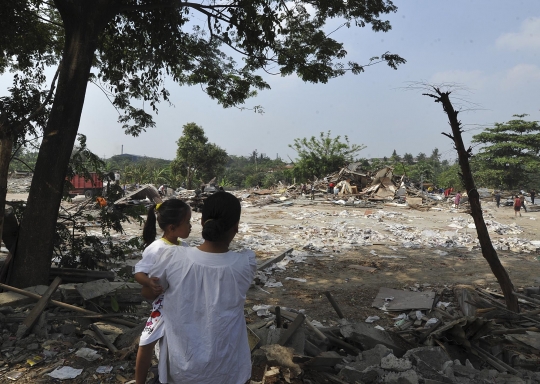 Pembongkaran bangunan liar di bantaran Sungai Cisadane