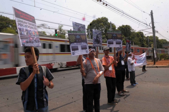 Aksi kampanye imbau masyarakat peduli keselamatan di perlintasan KA