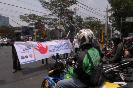 Aksi kampanye imbau masyarakat peduli keselamatan di perlintasan KA