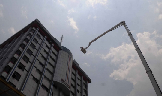 Padamkan kebakaran di Gedung Sarinah, petugas pakai bronto sky lift