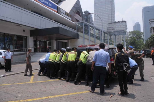 Padamkan kebakaran di Gedung Sarinah, petugas pakai bronto sky lift