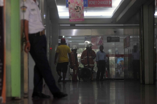 Padamkan kebakaran di Gedung Sarinah, petugas pakai bronto sky lift