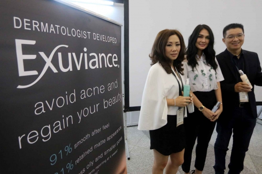 Luna Maya hadiri peluncuran produk kecantikan Exuviance