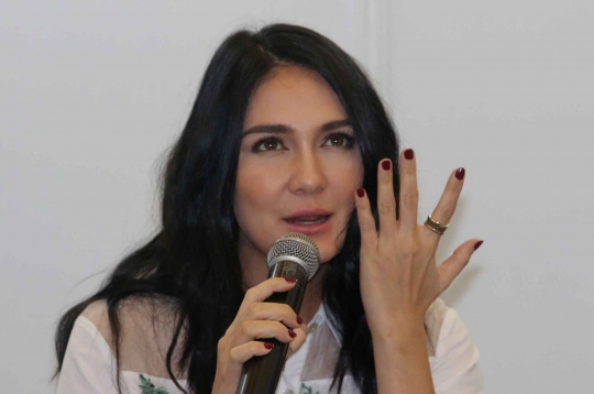 Luna Maya hadiri peluncuran produk kecantikan Exuviance