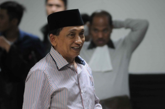 Sidang vonis ditunda, Fuad Amin tersenyum lepas