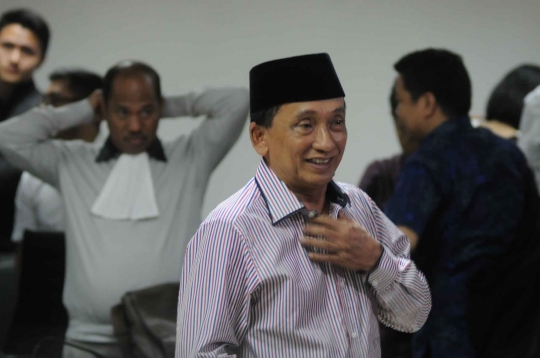 Sidang vonis ditunda, Fuad Amin tersenyum lepas