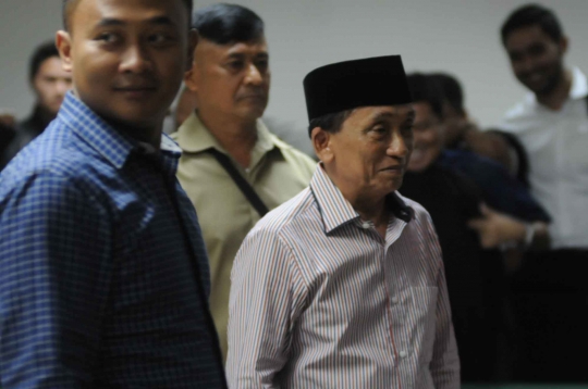 Sidang vonis ditunda, Fuad Amin tersenyum lepas