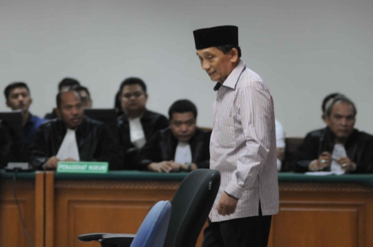 Sidang vonis ditunda, Fuad Amin tersenyum lepas