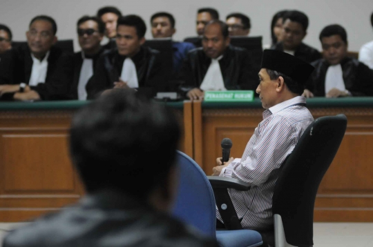 Sidang vonis ditunda, Fuad Amin tersenyum lepas