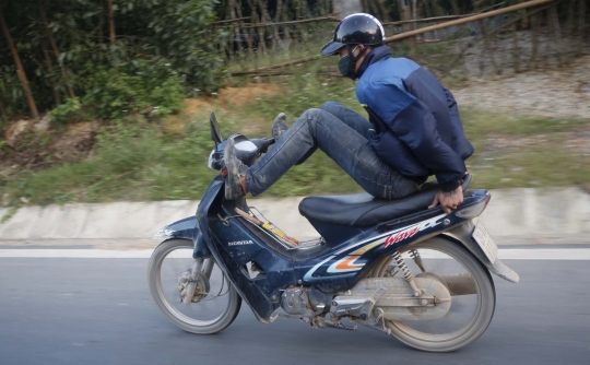 Tingkah konyol warga Vietnam kendarai motor dengan kaki