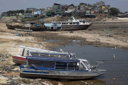 Kemarau ekstrem, ribuan perahu terdampar di sungai kering