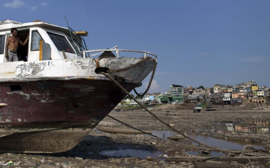 Kemarau ekstrem, ribuan perahu terdampar di sungai kering