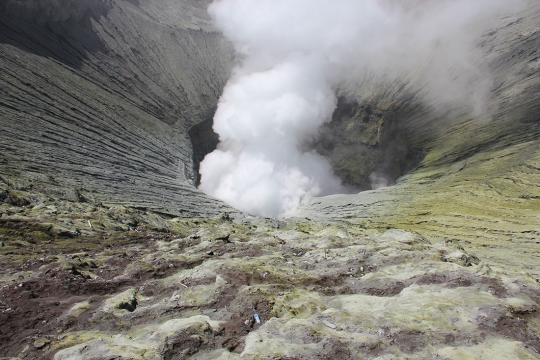 Melihat pesona kawah Gunung Bromo lebih dekat