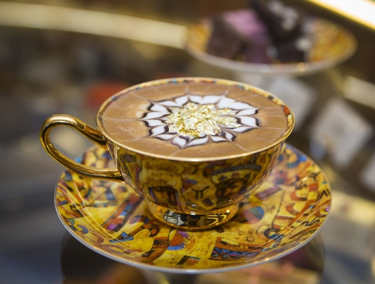 Hotel di Kazakhstan ini sajikan cappuccino bertabur emas