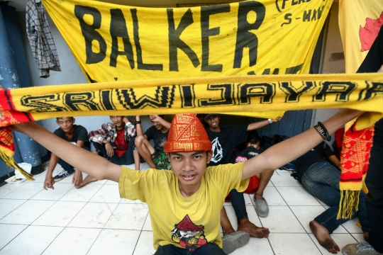 Loyalitas suporter Sriwijaya FC rela menginap di Senayan