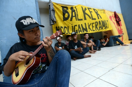 Loyalitas suporter Sriwijaya FC rela menginap di Senayan