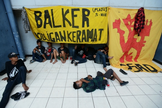 Loyalitas suporter Sriwijaya FC rela menginap di Senayan