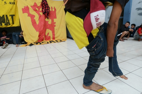Loyalitas suporter Sriwijaya FC rela menginap di Senayan