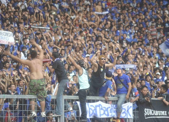 Aksi puluhan ribu Bobotoh birukan Gelora Bung Karno