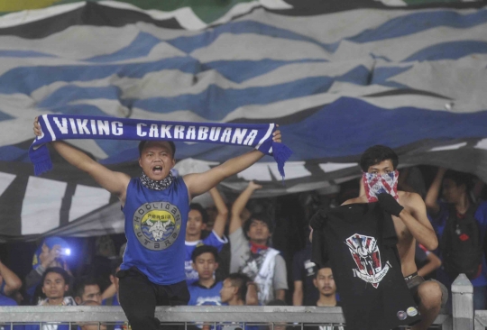 Aksi puluhan ribu Bobotoh birukan Gelora Bung Karno